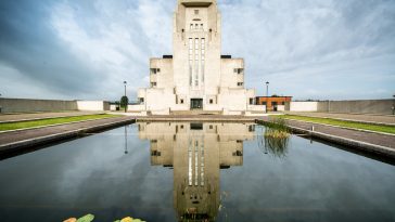 gebouw in midden landschap