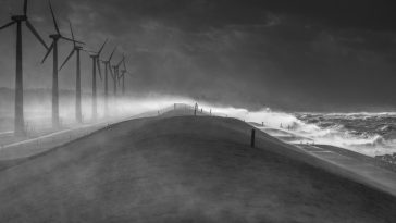 windmolens in storm