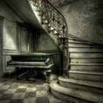 oud gebouw, Chateau V, met verweerde muren, trap en piano