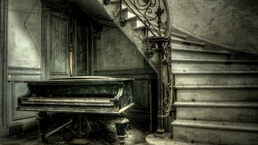 oud gebouw, Chateau V, met verweerde muren, trap en piano