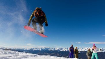 snowboarder springt op besneeuwde berg