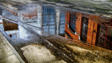 gebouw gespiegeld in water