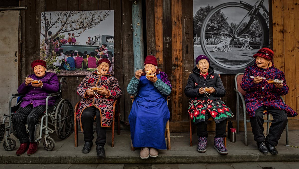 OVERALL WINNER – Xiaoling Li : “Vijf oudere dames in Sichuan genieten van loempia’s op een lentedag.