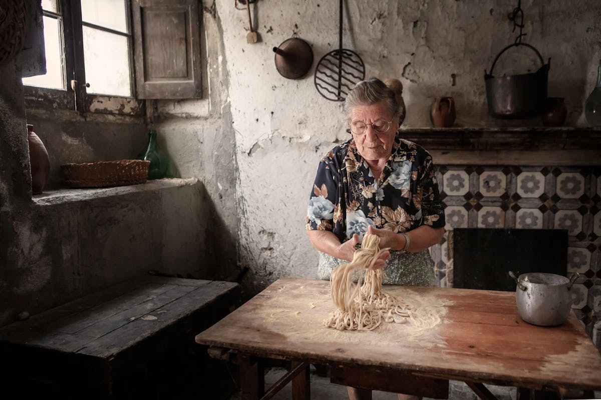 Food in Action – Diego Marinelli : “Een vrouw maakt verse pasta in Irpinia, Italië – een eerbetoon aan eeuwenoude culinaire tradities.”
