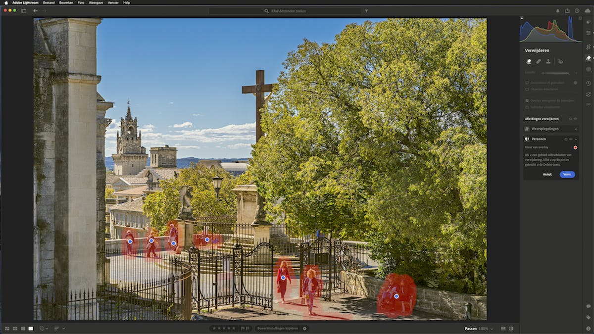 Met de optie Personen zoekt Lightroom naar mensen in de foto die storend zouden kunnen zijn. Die kun je vervolgens allemaal met één klik verwijderen.