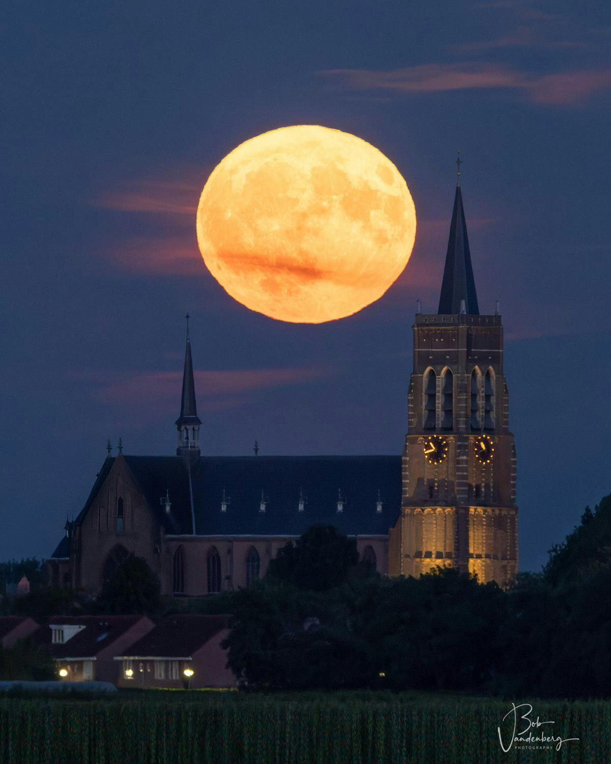 Foto: Bobvandenberg - ISO 3200 · ƒ/9 · 1/10s · 451mm (dit is geen bloedmaan)