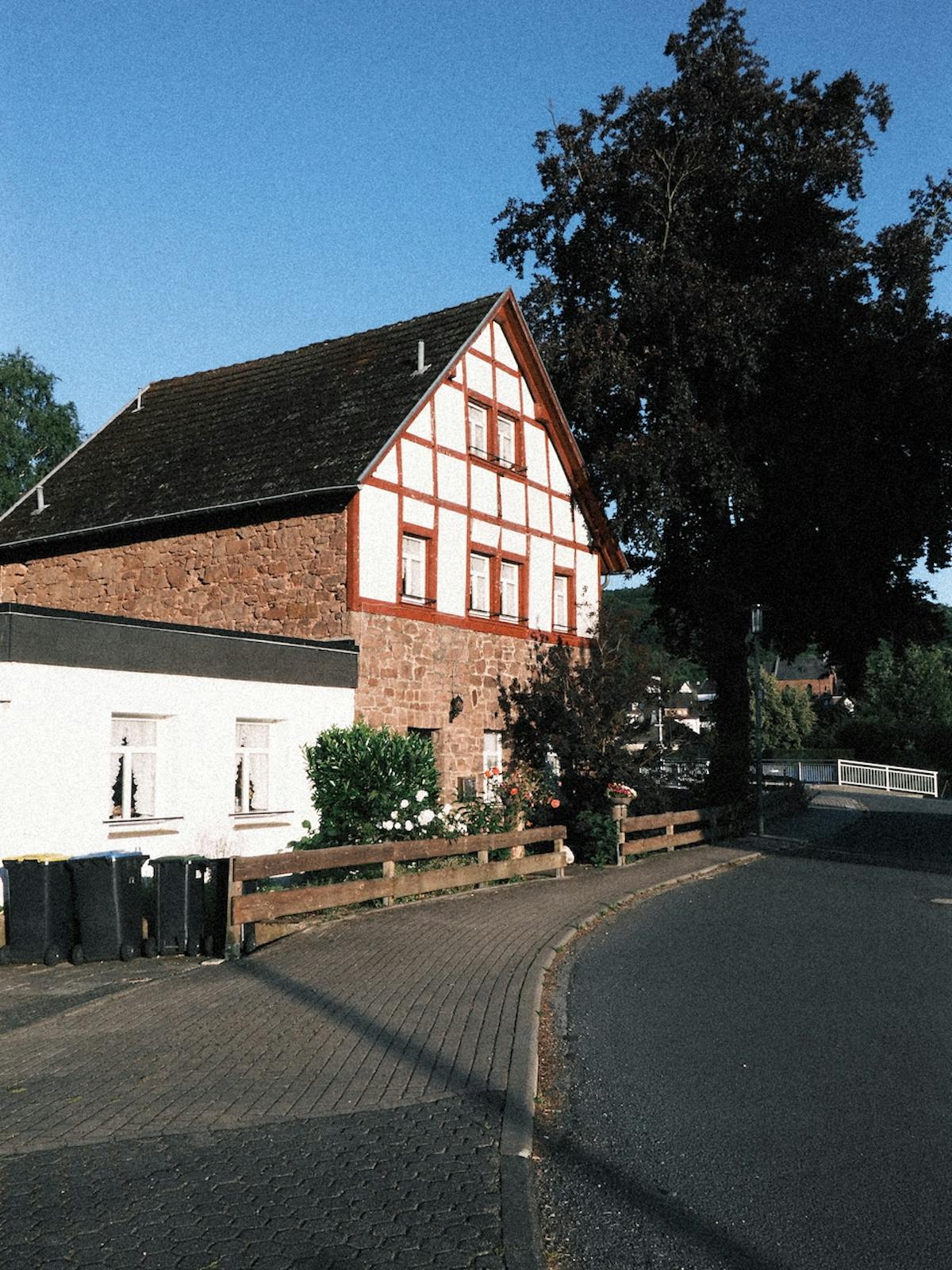 In de blauwe lucht zie je de hoeveelheid ruis die je krijgt in de foto. Dit verschilt een beetje per filter/filmsimulatie, maar over het algemeen is het wel deze ‘analoge’ look die uit de camera komt.