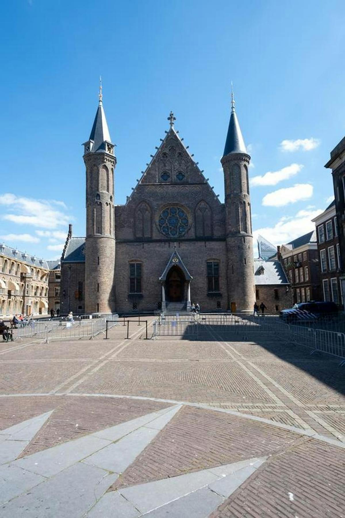 Bij deze foto op het Binnenhof staan de rechte lijnen uit het lood.