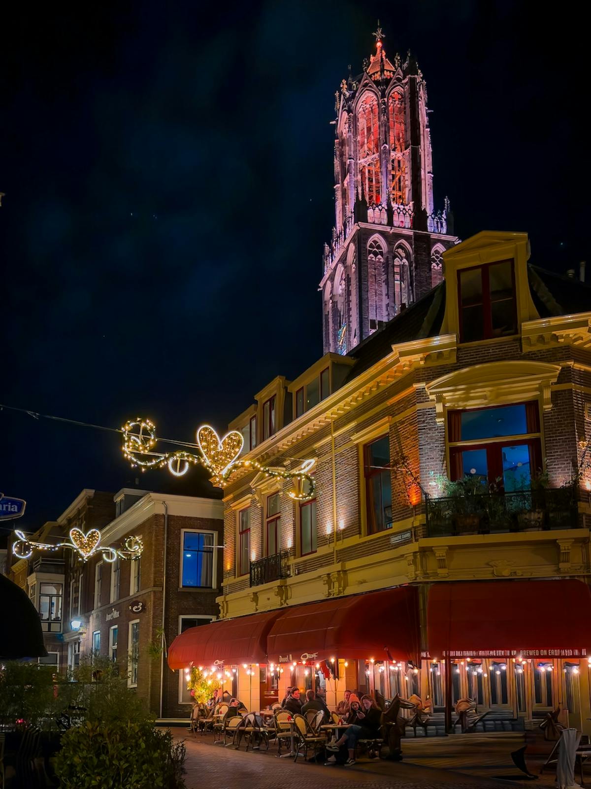 Een avondopname met de hoofdcamera: rijke kleuren, nauwelijks ruis en een perfecte witbalans bij gemengd licht.