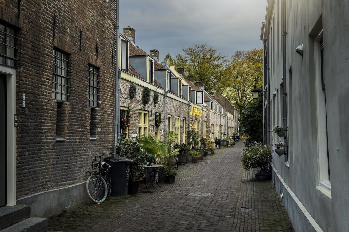 De 2x-modus (crop van de hoofdsensor) laat zien hoe scherp het beeld blijft bij subtiele straatdetails.