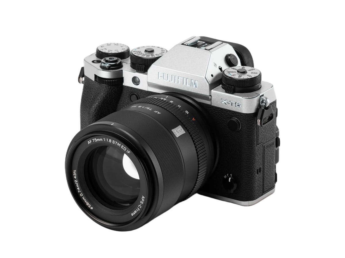 De Viltrox AF 75mm F1.8 EVO op een Fujifilm X-T5.
