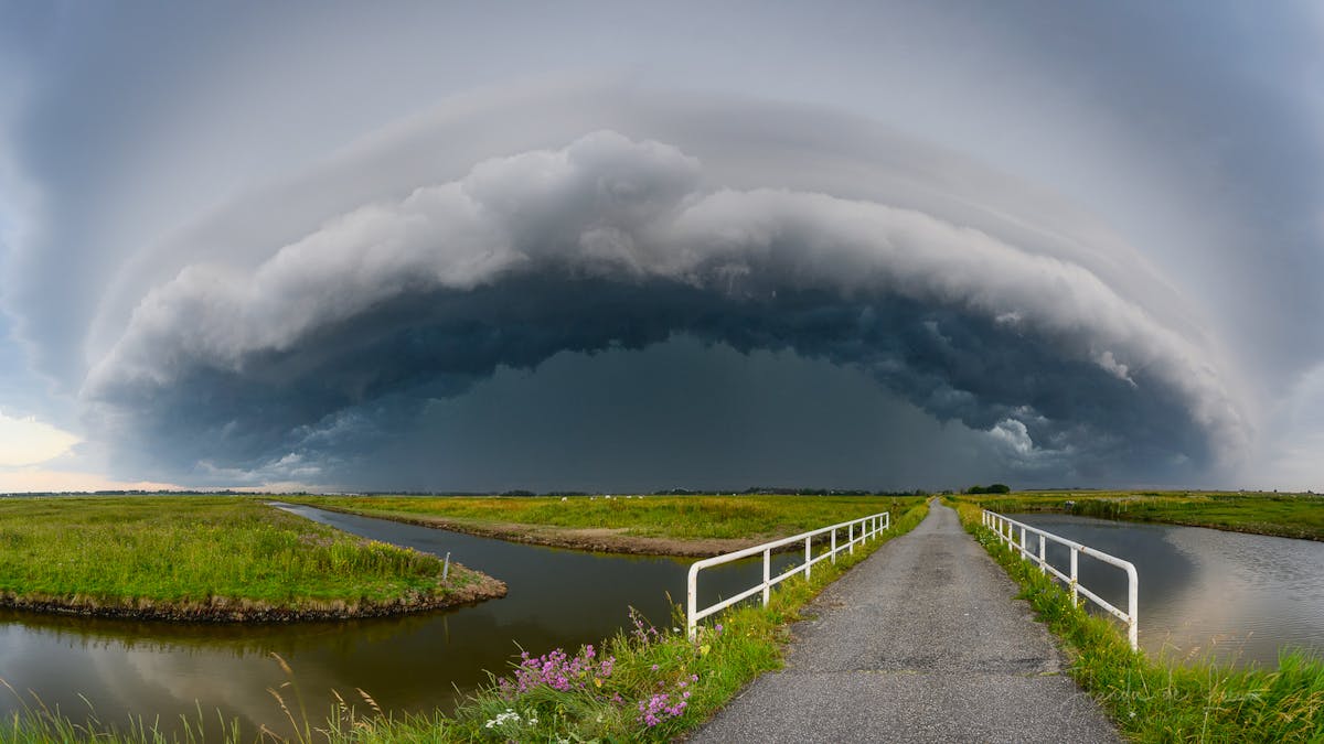 "Shelfcloud boven de Yerseke Moer", foto JolandadeLeeuw