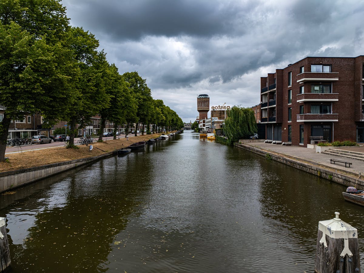Utrechtse singel met de 23mm-hoofdcamera. Oppo Find X9 Ultra · F 1,5 · 1/550 sec · 23 mm (omgerekend)