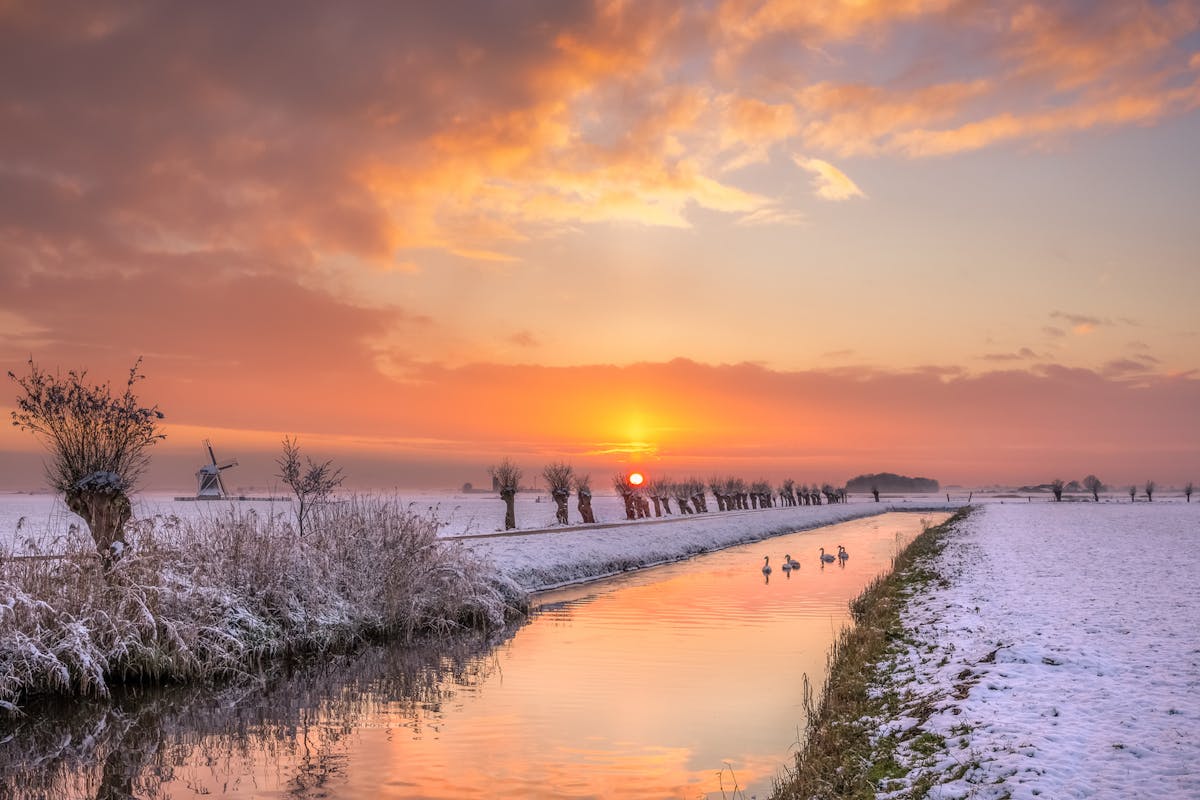 Fel avondrood en een besneeuwde voorgrond in één opname: de maker hield de lucht in toom met een grijsverloopfilter. Foto: ArjanSijtsma