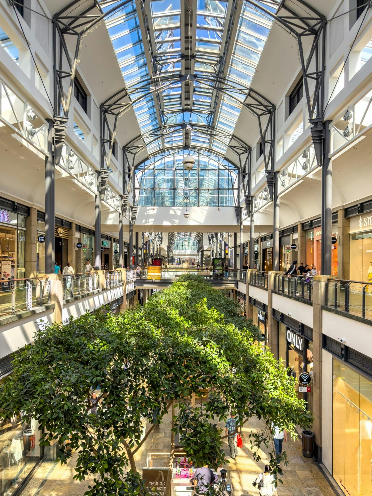 De uitgangssituatie: een sfeervolle locatie, maar overal lopen mensen door het beeld.
