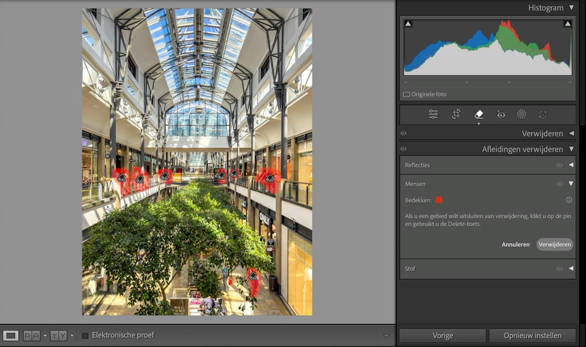 Lightroom vindt bijna alle voorbijgangers zelf en zet er speldjes op.