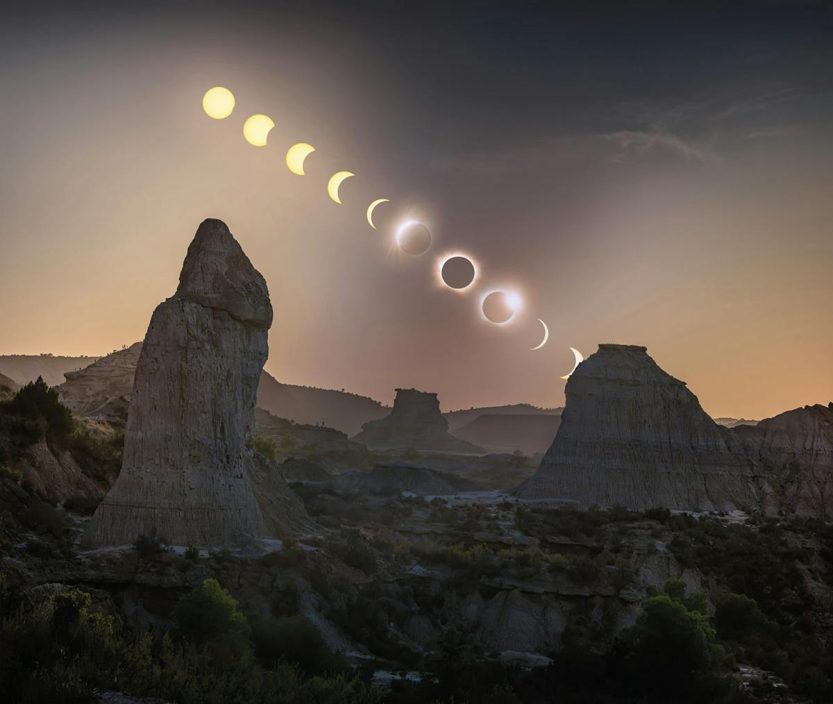 Het sequence shot: alle fasen van de eclips in de baan van de zon, boven de rotsen van de Monegros. Foto: Max Terwindt