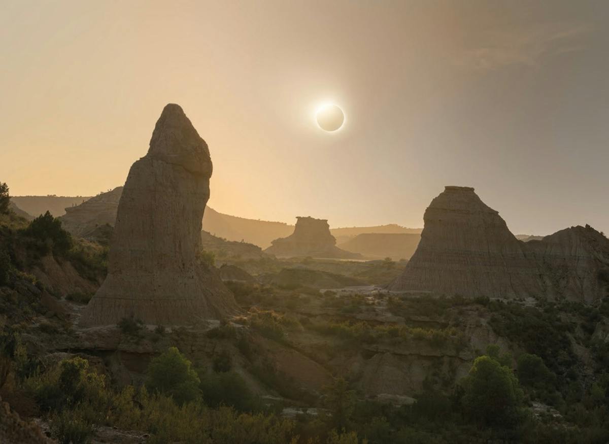 De eclips laag boven de rotsformaties van de Monegros. Foto: Max Terwindt