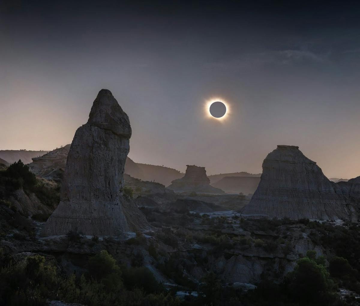 De totaliteit: een zwarte zon met corona boven dezelfde rotsen. Foto: Max Terwindt