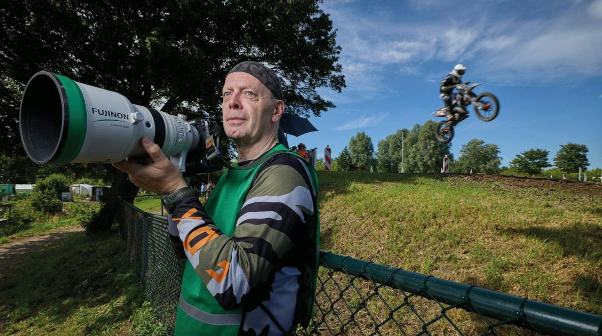 Arie Bon aan het werk langs de motorcrossbaan.