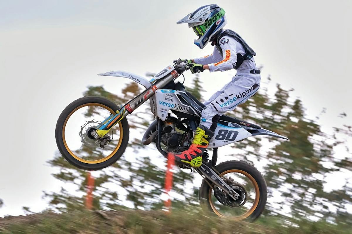 Een motorcrosser in volle sprong. FUJIFILM X-H2S, ISO 2000, F 5,6, 1/320 s, 123,8mm. Foto: Arie Bon
