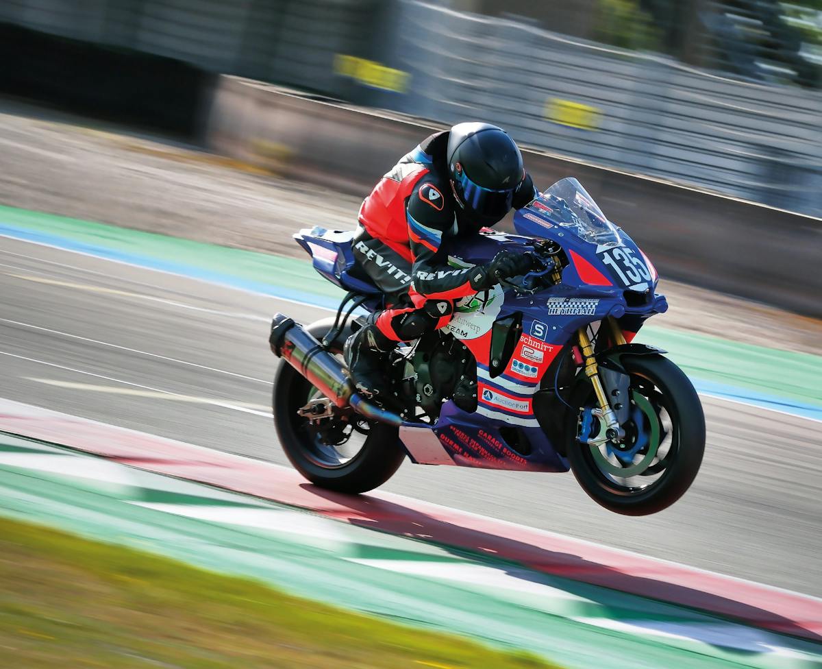 Meetrekken op het circuit: de motor scherp, de omgeving in beweging. FUJIFILM X-H2S, ISO 160, F 10, 1/250 s, 142,7mm. Foto: Arie Bon